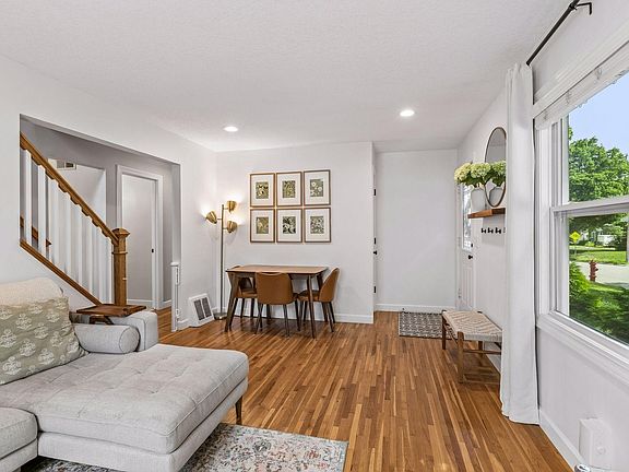 4th image of 2804 Blackstone Ave