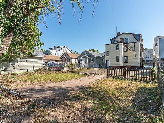 4th image of 133 Vermont Ave