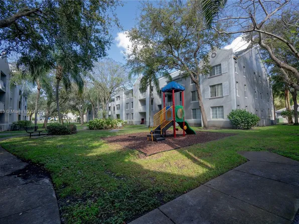 11133 SW 8th St APT 202, Pembroke Pines, FL 33025