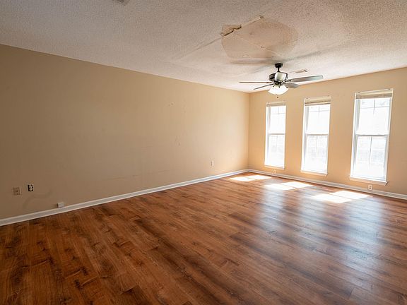 4th image of 311 Dixon St