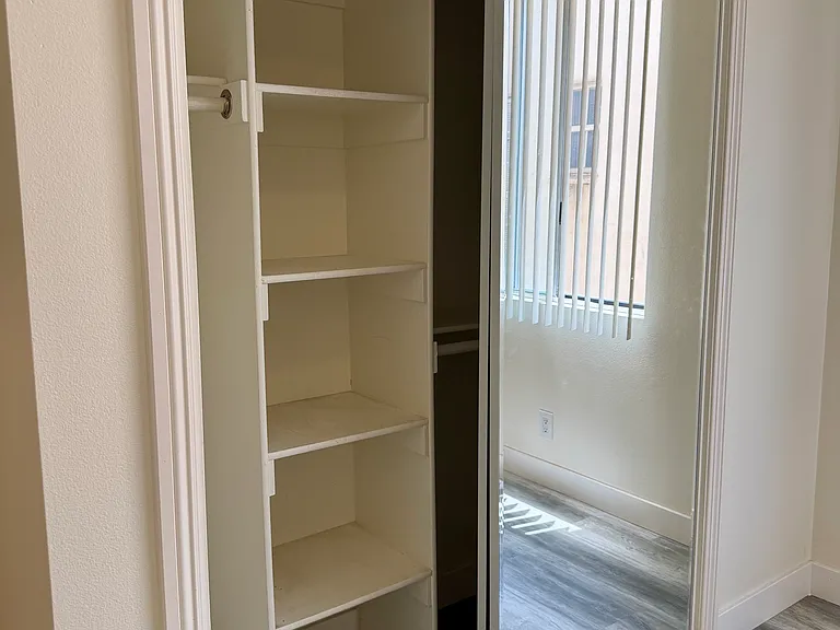 211 S Poinsettia Pl — Photo 9