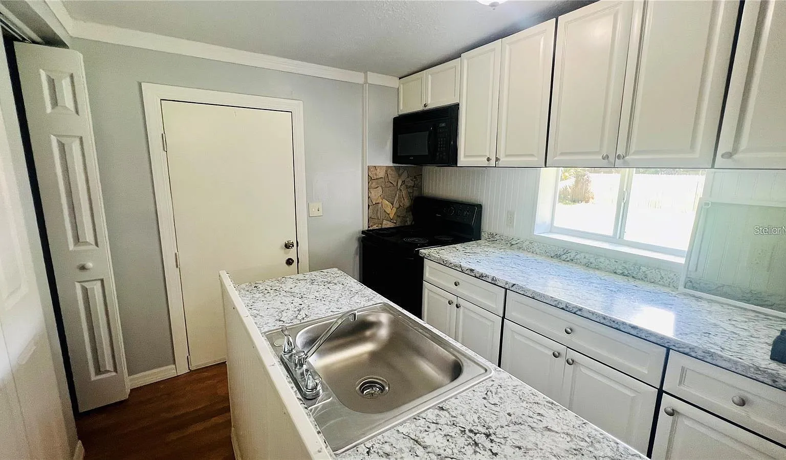 3 bed, 2.0 bath, 828 sqft, $1,600 — Photo 3