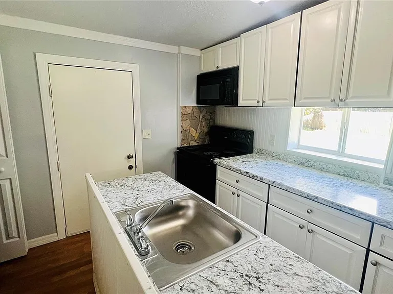 1616 Hope St — Photo 3