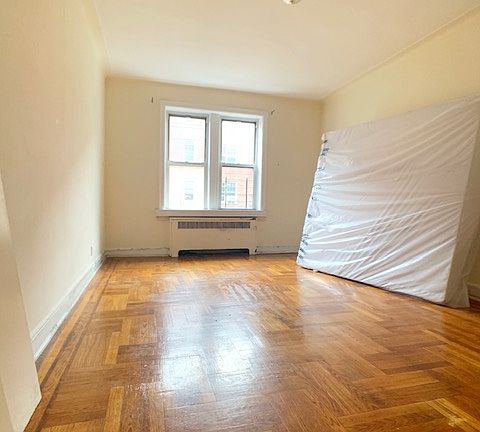4th image of 220 E 18th St #5