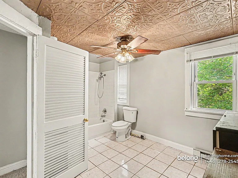 1111 W Lombard St — Photo 2
