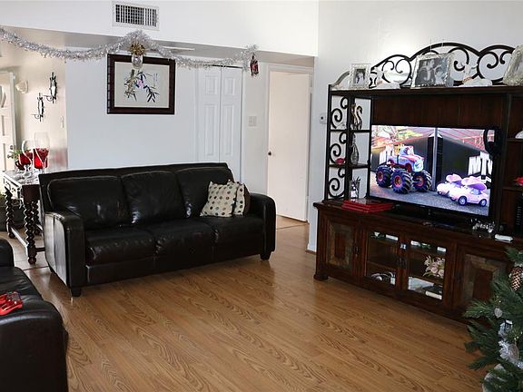 3rd image of 2101 Briarwood Dr