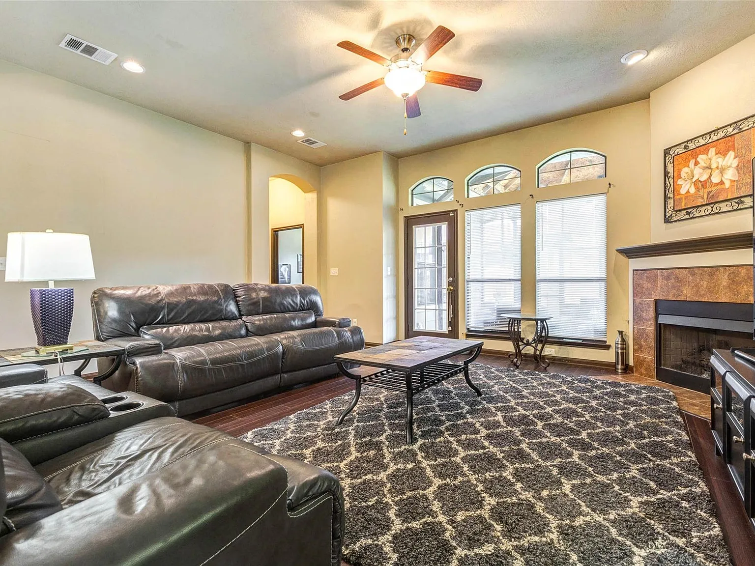 3 bed, 2.0 bath, 1867 sqft, $2,000 — Photo 4