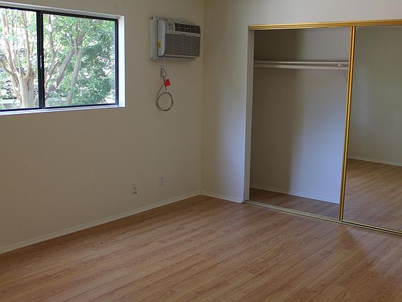 5th image of 11545 Moorpark St APT 210