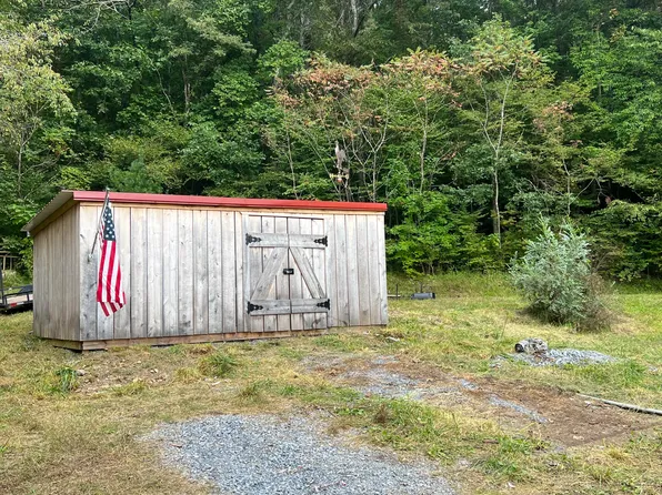 511 Honeysuckle Ln, Unicoi, TN 37692