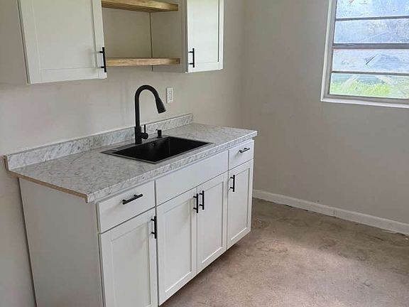 4th image of 1011 Avenue G Ave #1