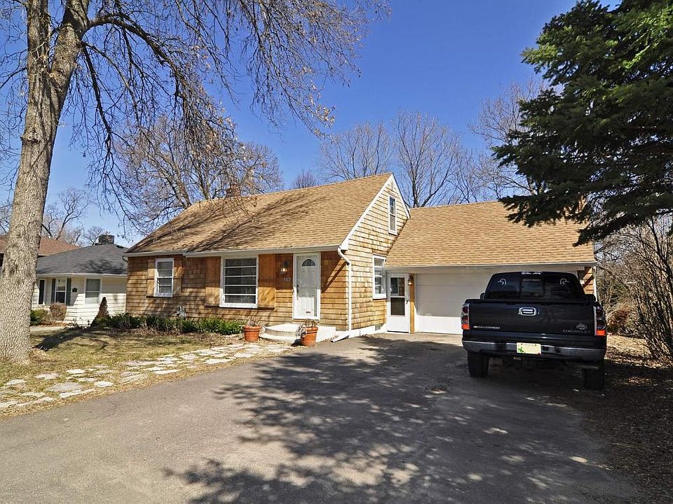 Wood shingle 3 BR in heart of Wayzata