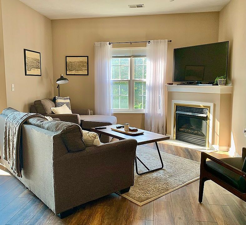 Living room w/ gas fireplace