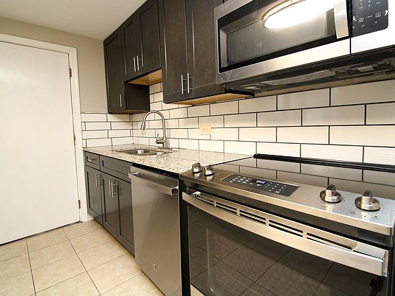 2nd image of 921 W De Soto St #921