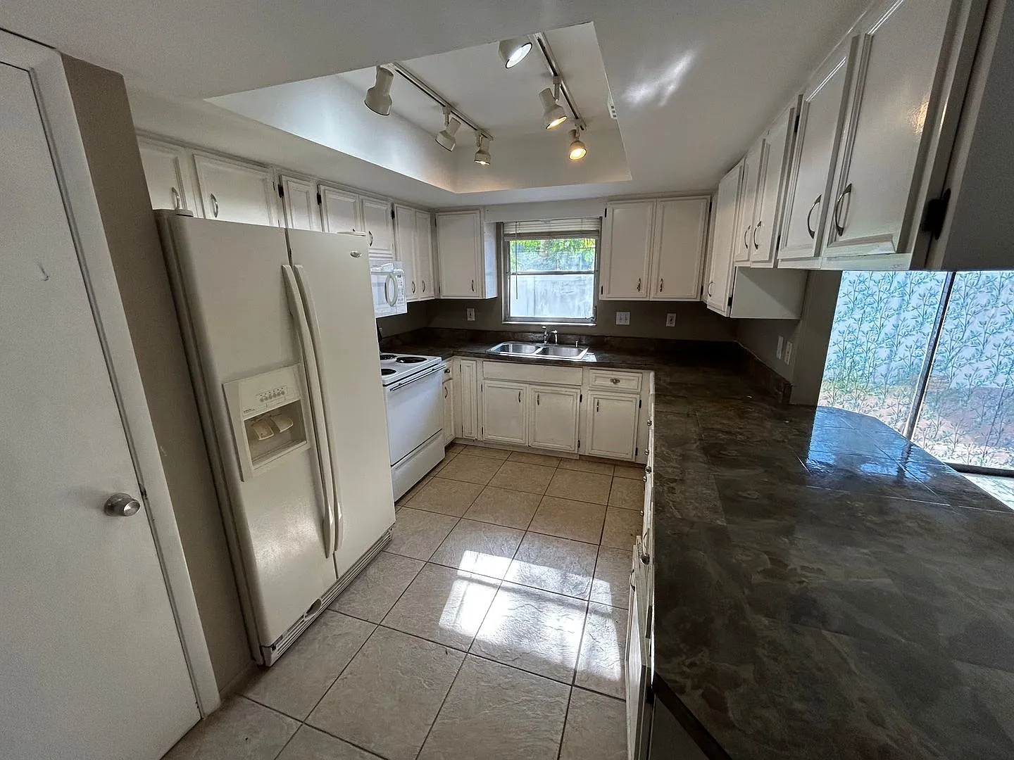 4/2 Home conveniently located in Sarasota near Beaches, Jungle Gardens, Airport & Downtown! — Photo 4