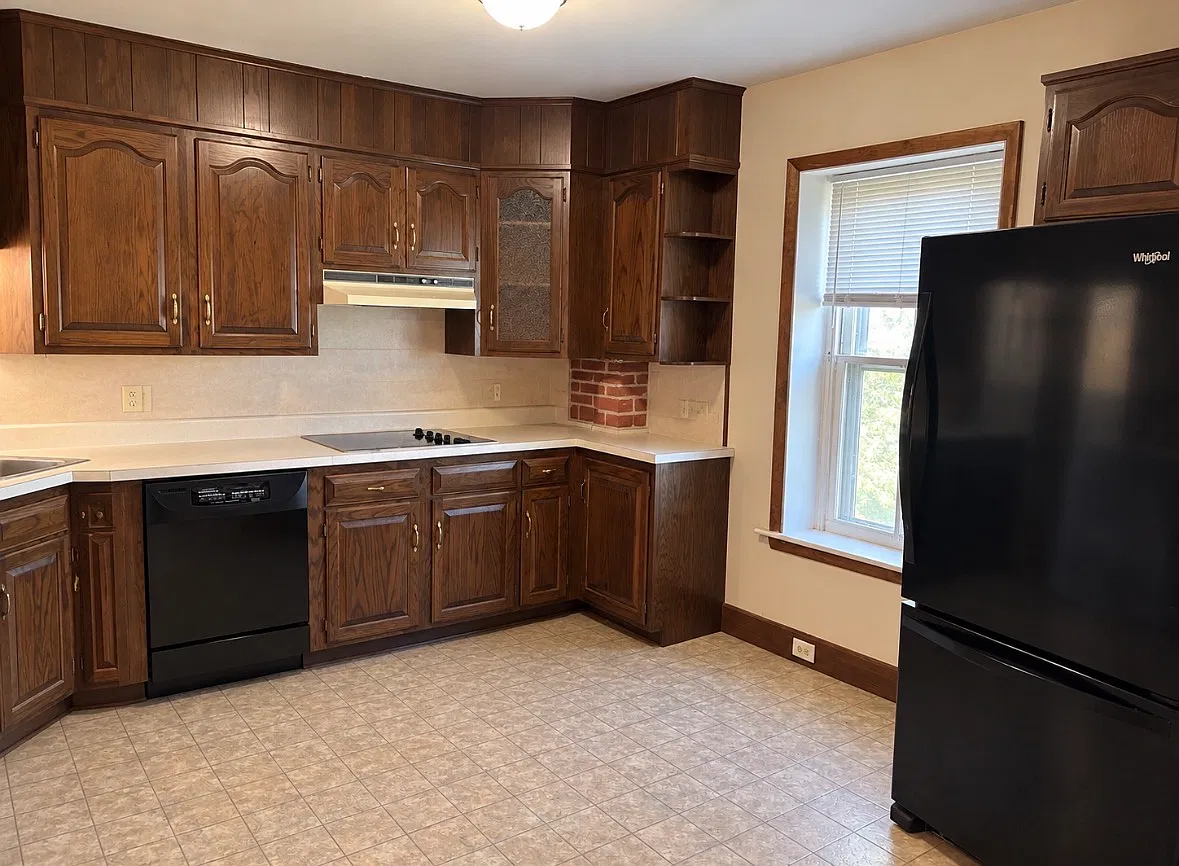 2 bed, 1100 sqft, $1,700 — Photo 3