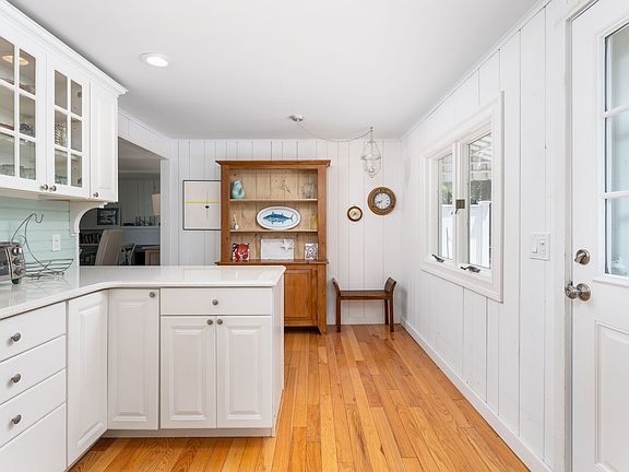 3rd image of 4 Lawrence Ave