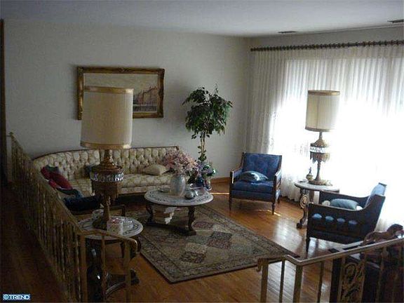 4th image of 2402 Franklin Dr