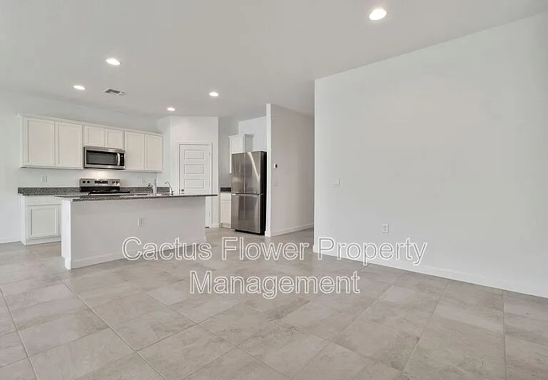 1718 W Sombra Ave — Photo 8