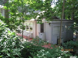 75 Cottage Rd, Calverton, NY 11933