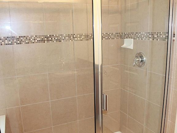 9712 SW 75th Loop - Owner's Bathroom