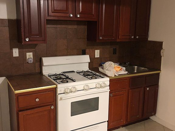 2nd image of 611 E 161st St