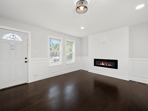 4th image of 21636 Clyde Ave