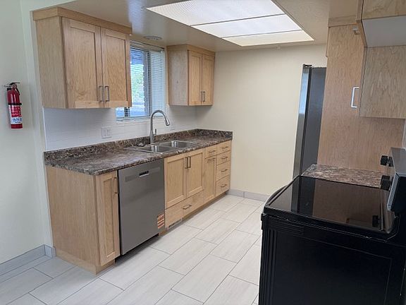 5th image of 512 E Leona Ln