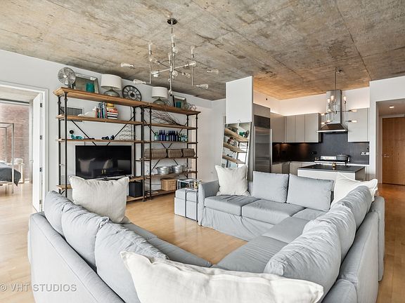 5th image of 600 N Fairbanks Ct Unit 2202