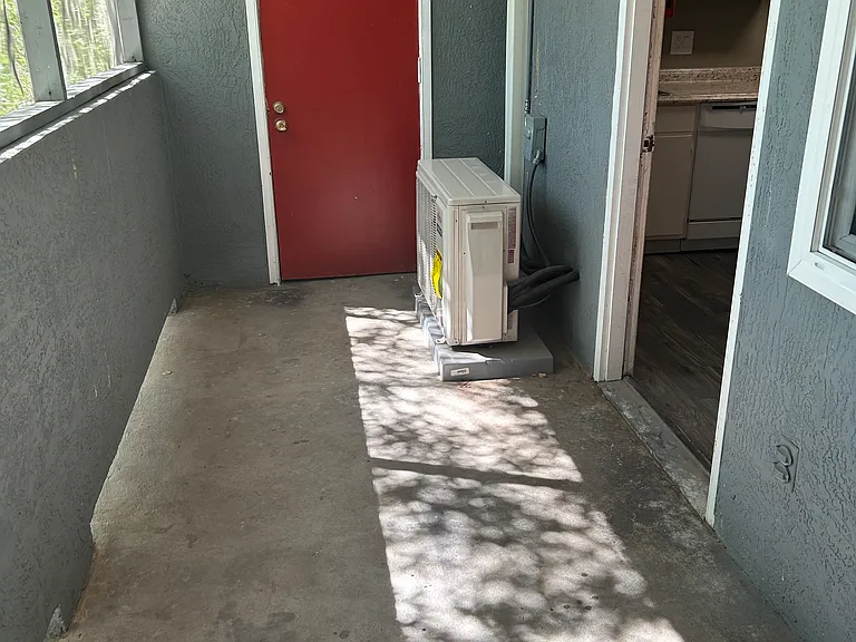 Modern 450 SF Updated Apts w/ Balconies in Ridgecrest — Photo 24
