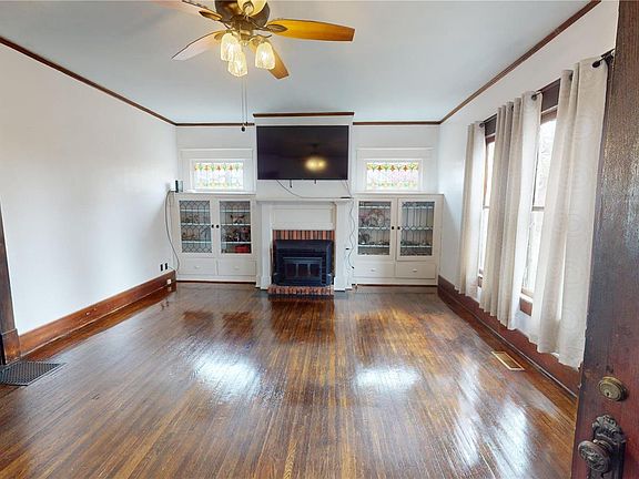 3rd image of 704 N Locust St