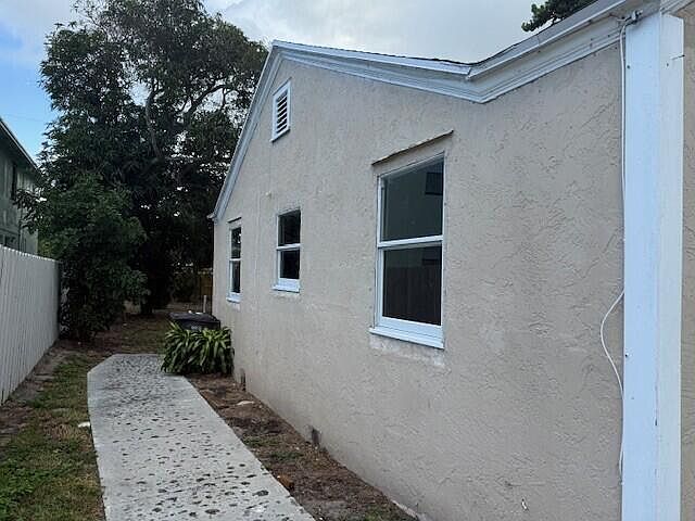 1st image of 906 13 Street