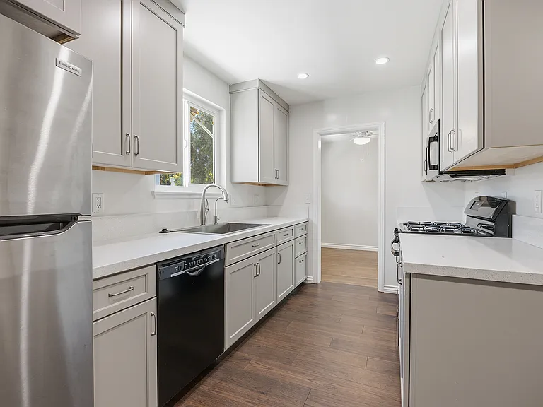225 N Orchard Ave — Photo 8
