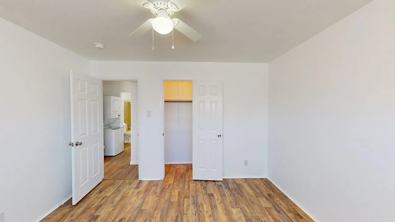 Renovated 2 Bed Apts w/ washer / dryer & Private Yards — Photo 4