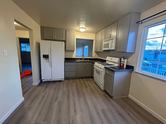 3rd image of 22780 Blackwood Ave