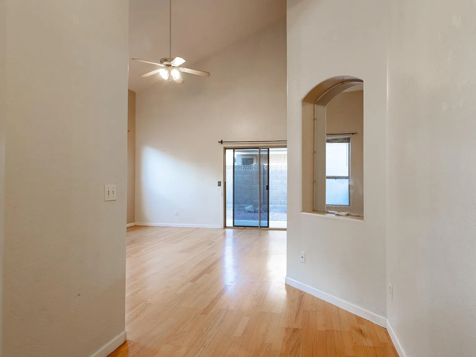 3 bed, 2.5 bath, 1556 sqft, $2,000 — Photo 2