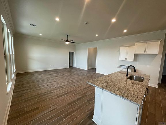 4th image of 270 Pond Dr