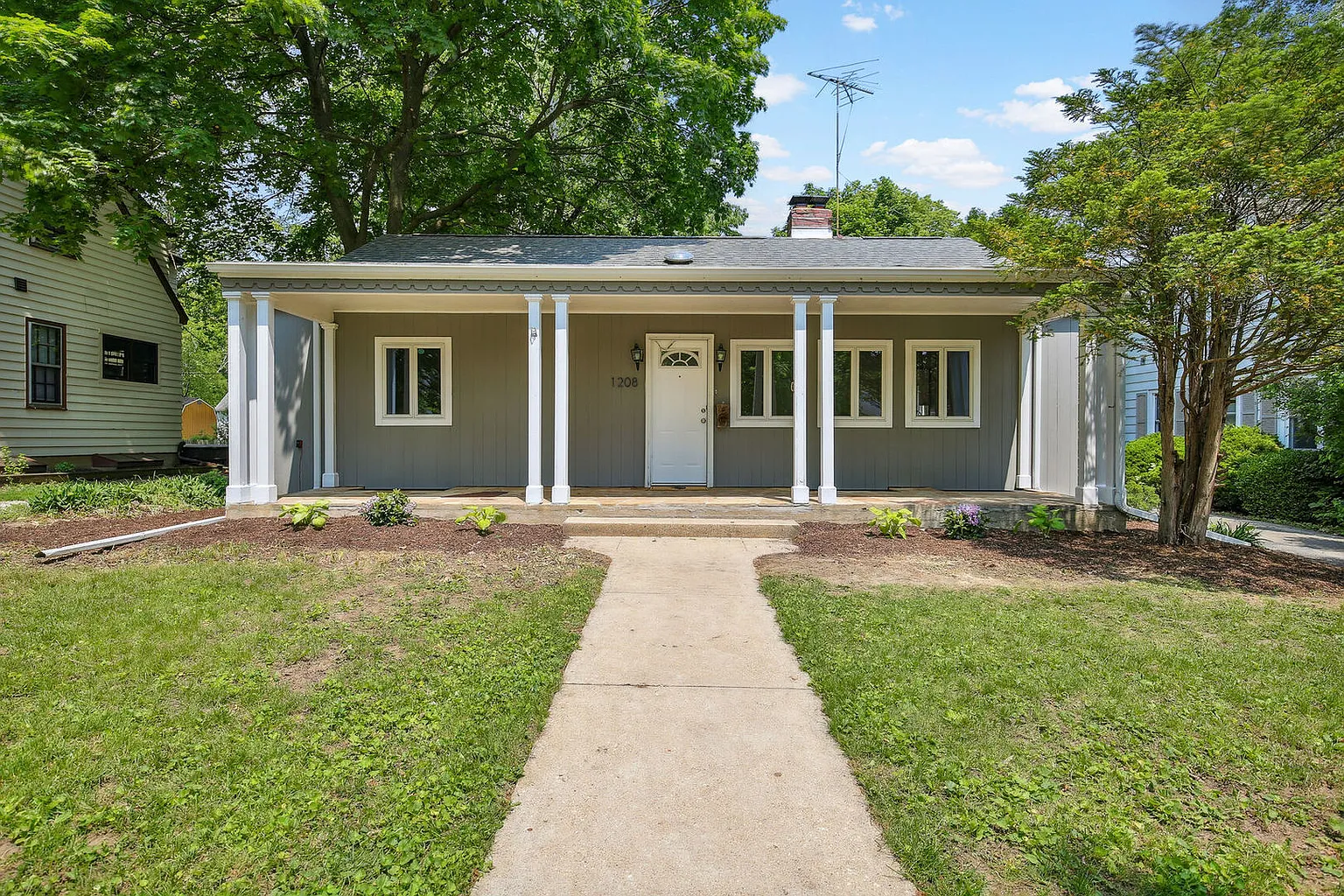 1208 W Daniel St photo 1