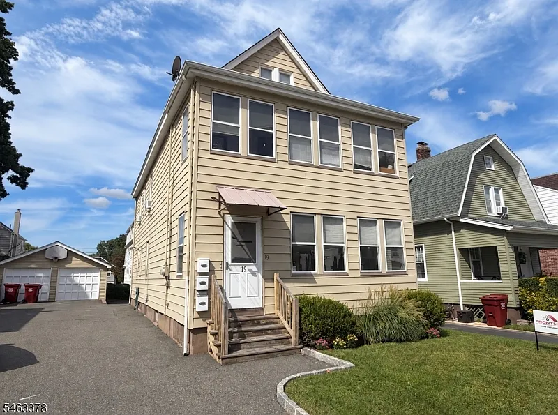 2 bed, 1.0 bath, $2,500 — Photo 1
