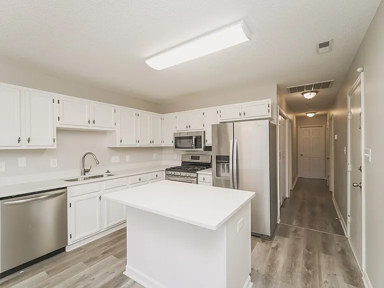 8908 Chesham Dr — Photo 7