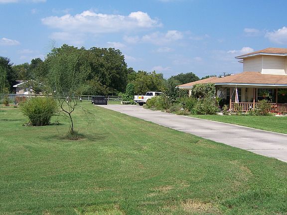 Driveway/Side Yard