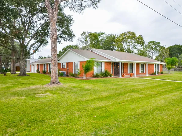 1701 Saint Lukes Dr, El Campo, TX 77437