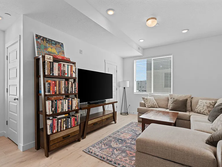 1146 S Redwood Rd #H-801 — Photo 5