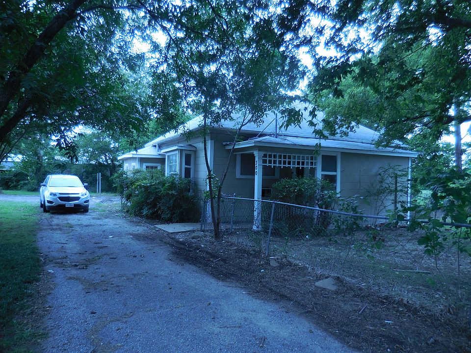 1st image of 300 W Saunders St