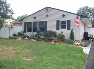 67 Thimbleberry Ln, Levittown, PA 19054