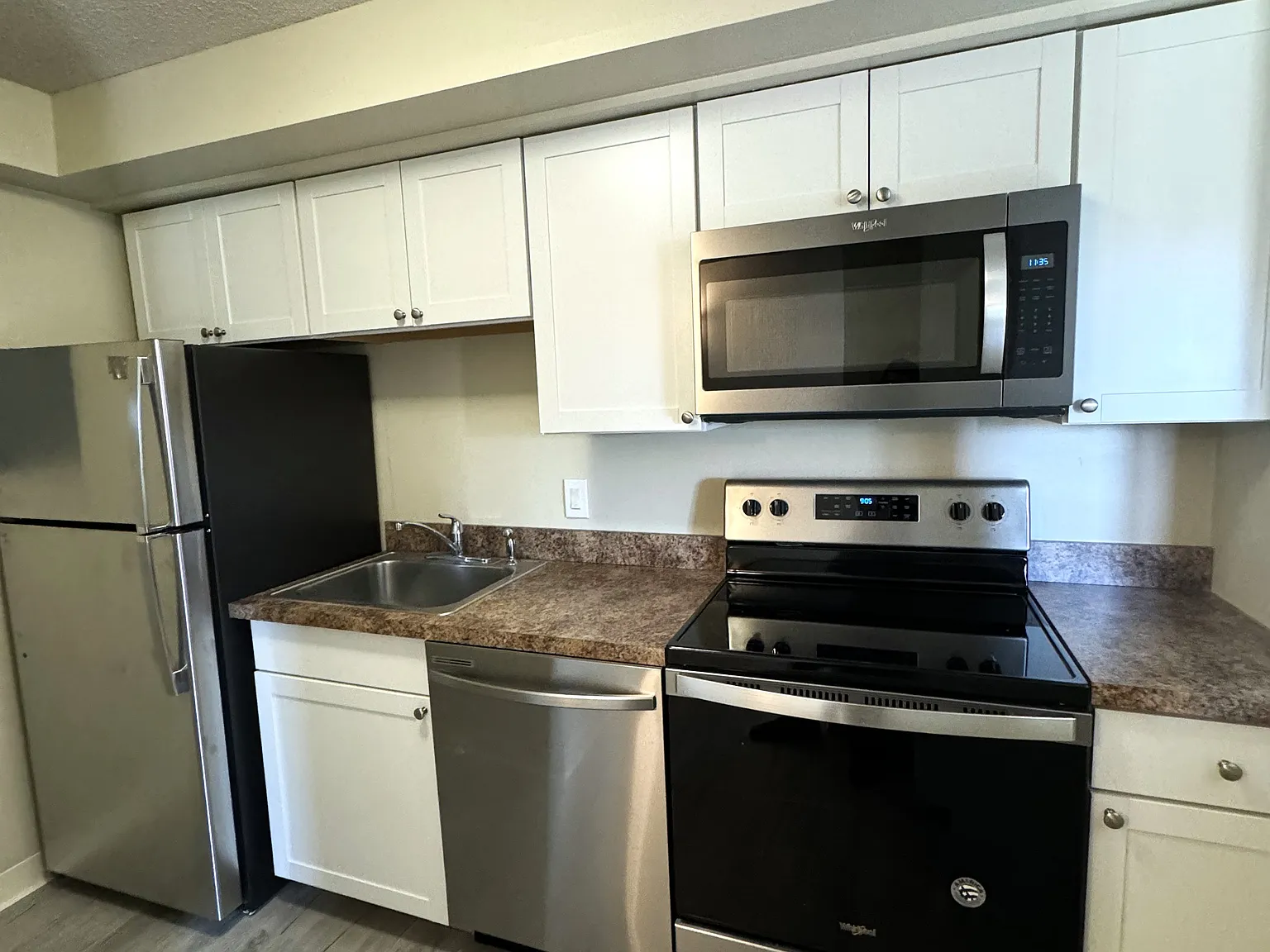 2 bed, 940 sqft, $2,400 — Photo 2