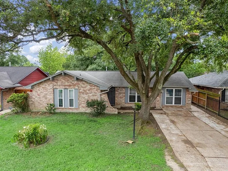 1935 Barnsley Ln — Photo 2