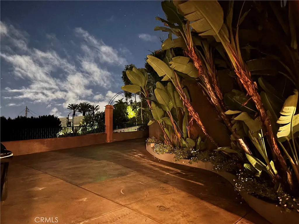 5 bed, 8.0 bath, 5875 sqft, $18,500 — Photo 3
