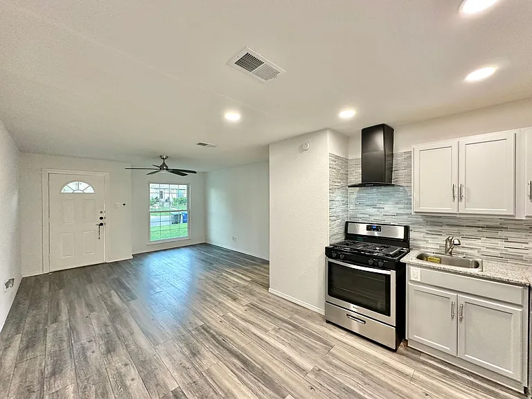 712 Mickan St — Photo 6