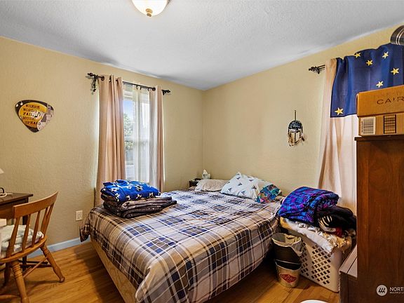 3rd image of 1722 Evergreen Street