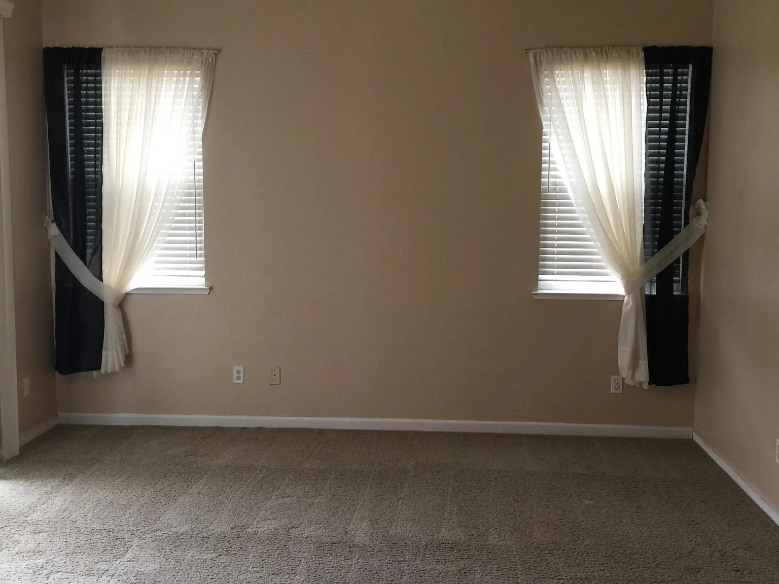 4 bed, 1907 sqft, $2,800 — Photo 2